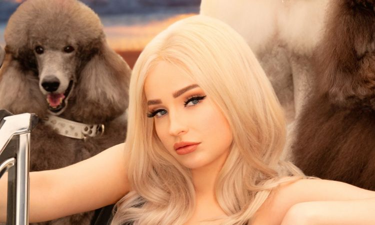 Kim Petras posing for a picture. 